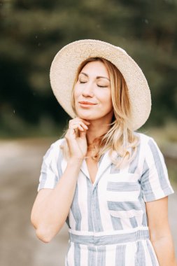 Kotor, Karadağ gün batımında yaz fotoğraf çekimi. Mavi elbise ve şapkalı güzel bir kız.. 