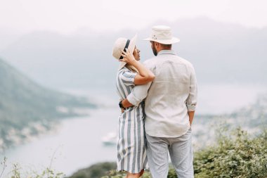 Kotor Körfezi'nde gün batımında yaz fotoğraf çekimi. Güzel bir çift ile Düğün aşk hikayesi. 