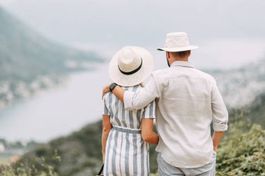 Kotor Körfezi'nde gün batımında yaz fotoğraf çekimi. Güzel bir çift ile Düğün aşk hikayesi. 