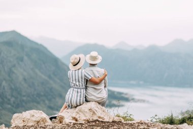Kotor Körfezi'nde gün batımında yaz fotoğraf çekimi. Güzel bir çift ile Düğün aşk hikayesi. 