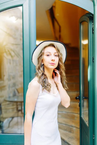 在黑山科托尔的街道上拍摄夏季照片 美丽的女孩在白色礼服和帽子 — 图库照片