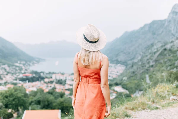 モンテネグロ コトルの夕日の夏の写真撮影 赤いドレスと帽子の美しい女の子 — ストック写真