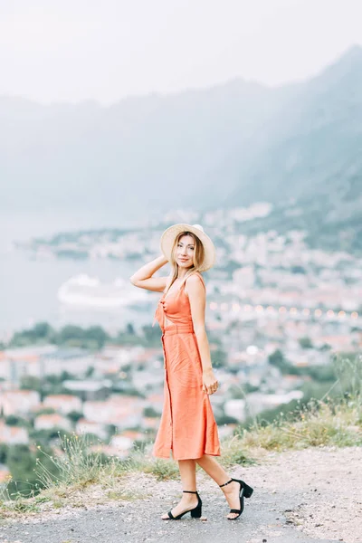 Kotor, Karadağ gün batımında yaz fotoğraf çekimi. Kırmızı elbise ve şapka lı güzel kız. 