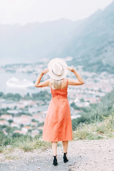 Fotografia Estiva Tramonto Kotor Montenegro Bella Ragazza Abito Rosso Cappello — Foto Stock