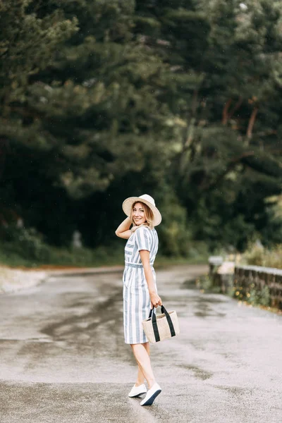 Fotografia Estiva Tramonto Kotor Montenegro Una Bella Ragazza Con Vestito — Foto Stock