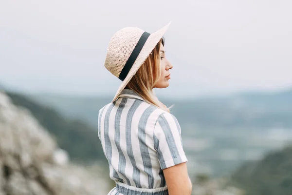 Fotografia Estiva Tramonto Kotor Montenegro Una Bella Ragazza Con Vestito — Foto Stock