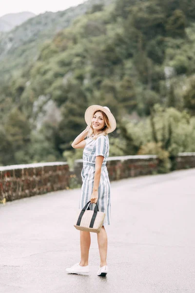 Fotografia Estiva Tramonto Kotor Montenegro Una Bella Ragazza Con Vestito — Foto Stock