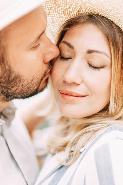 コトル湾の夕日の夏の写真撮影 美しいカップルとの結婚式の愛の物語 — ストック写真