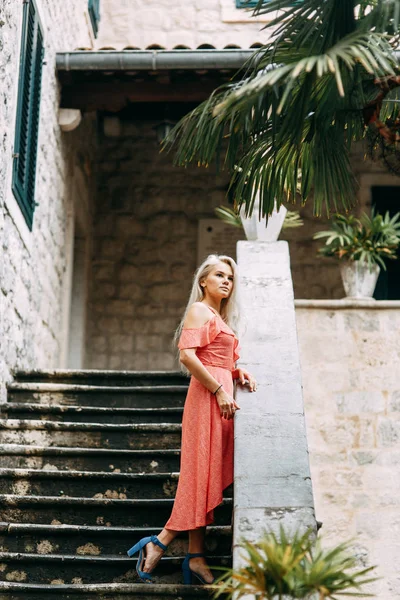 Egy Gyönyörű Lány Egy Piros Ruhában Fotózásra Esti Utcáin Kotor — Stock Fotó