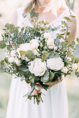 Kemer tasarımında düğün dekor. Gün batımında çiçekçilik ve çiçekler.