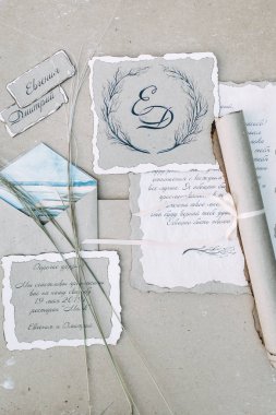 Kemer tasarımında düğün dekor. Gün batımında çiçekçilik ve çiçekler.