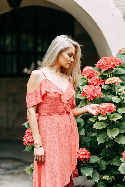 Una Bella Ragazza Con Vestito Rosso Servizio Fotografico Strade Serali — Foto Stock