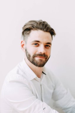 Bir adamın etkileyici gözleri. Iç Studio şık bir genç adamın Portresi. 