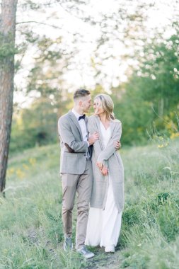  Ormanda güzel bir aşk hikayesi. Doğada Düğün çift fotoğraf çekimi.