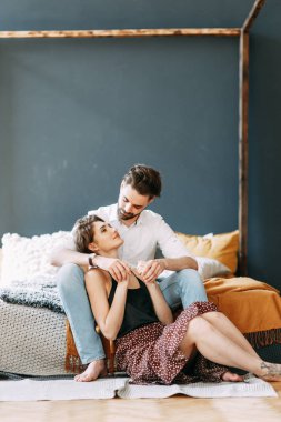 yatakta şehvetli fotoğraf çekimi. İç Studio şık genç çift. 