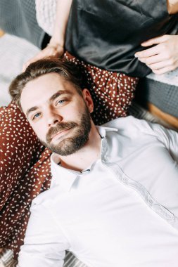 yatakta şehvetli fotoğraf çekimi. İç Studio şık genç çift. 