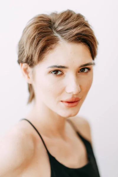 Mirada Expresiva Mujer Retrato Una Joven Con Estilo Interior Estudio — Foto de Stock