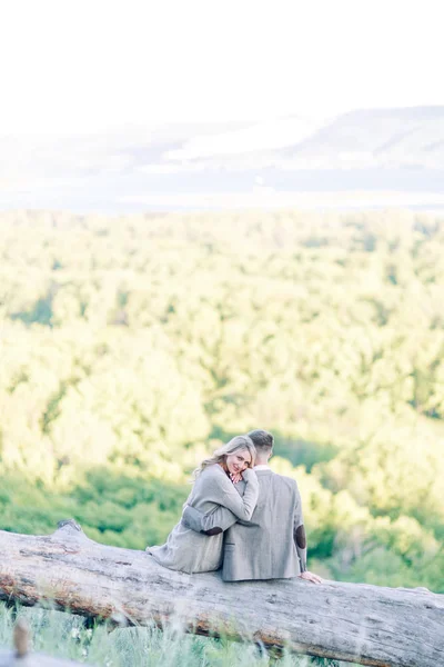 森の中の美しいラブストーリー 自然の中で結婚式のカップルの写真撮影 — ストック写真