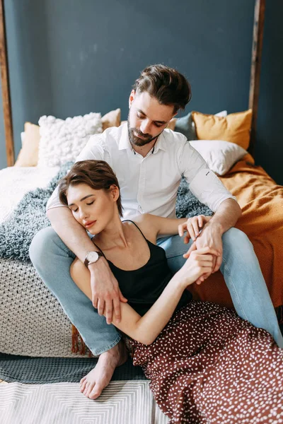 Pemotretan Sensual Tempat Tidur Pasangan Muda Bergaya Studio Interior — Stok Foto