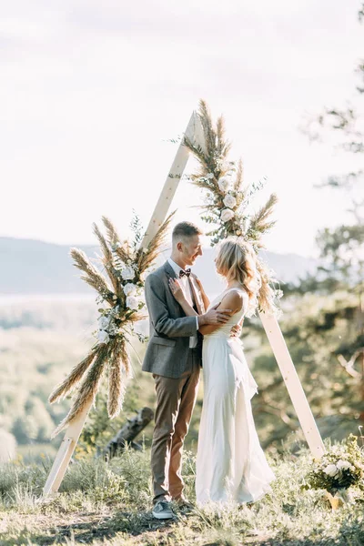 Pareja Con Estilo Atardecer Ceremonia Boda Con Arco Triangular —  Fotos de Stock