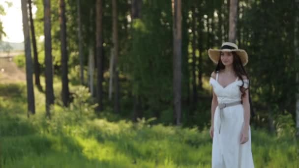 Χαριτωμένο Ρομαντικό Κορίτσι Που Περπατάει Στο Δάσος Καλοκαιρινές Βόλτες Στο — Αρχείο Βίντεο