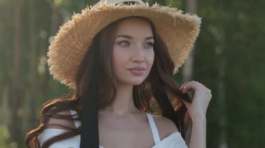 Ormanda yürüyen sevimli romantik kız. Parkta yaz yürüyüşleri.