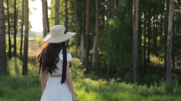 Söt Romantisk Tjej Som Går Skogen Sommar Promenader Parken — Stockvideo