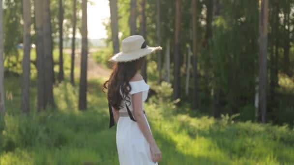 Мила Романтична Дівчина Йде Лісі Літні Прогулянки Парку — стокове відео