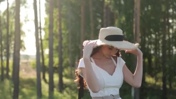 Nettes Romantisches Mädchen Das Wald Spazieren Geht Sommerspaziergänge Park — Stockvideo