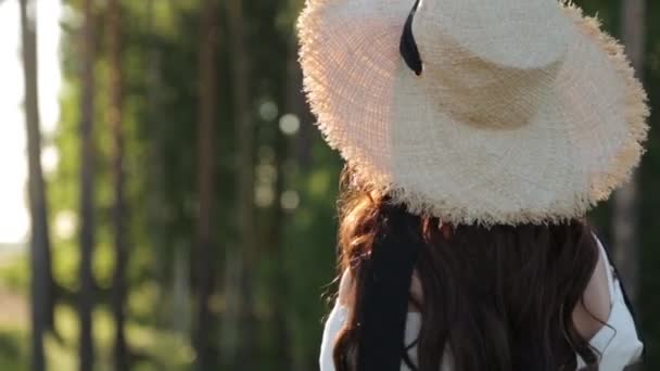可爱的浪漫女孩走在树林里 夏天在公园里散步 — 图库视频影像