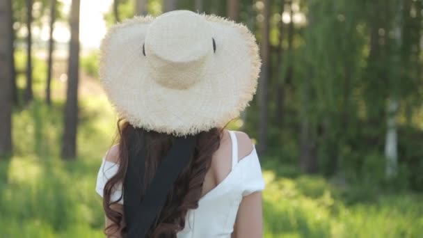 Söt Romantisk Tjej Som Går Skogen Sommar Promenader Parken — Stockvideo