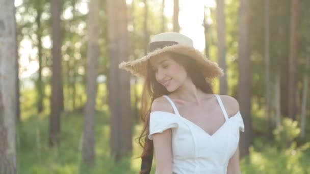 森の中を歩くかわいいロマンチックな女の子 公園の夏の散歩 — ストック動画