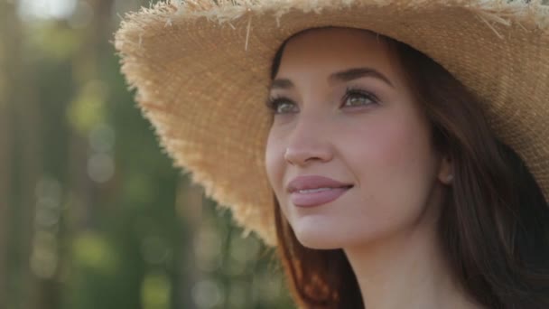 Schattig Romantisch Meisje Wandelen Het Bos Zomer Wandelingen Het Park — Stockvideo