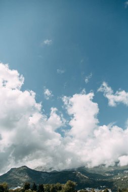 Güneşli plajlar ve tarihi konumlar. Budva, Karadağ'ın panoramik manzarası. 