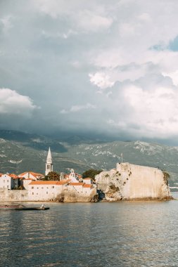 Güneşli plajlar ve tarihi konumlar. Budva, Karadağ'ın panoramik manzarası. 