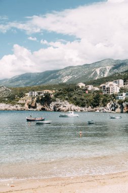 Güneşli plajlar ve tarihi konumlar. Budva, Karadağ'ın panoramik manzarası. 