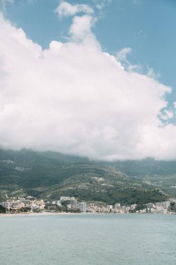 Güneşli plajlar ve tarihi konumlar. Budva, Karadağ'ın panoramik manzarası. 