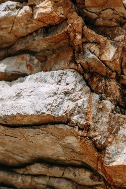  Taş duvarlar ve kayalık kıyı. Budva Körfezi'ndeki Kayalar, Karadağ.