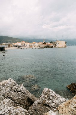  Taş duvarlar ve kayalık kıyı. Budva Körfezi'ndeki Kayalar, Karadağ.