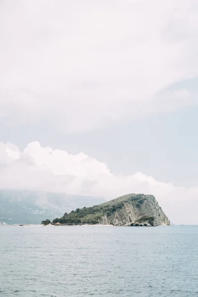 阳光明媚的海滩和历史景点 黑山布德瓦的全景 — 图库照片