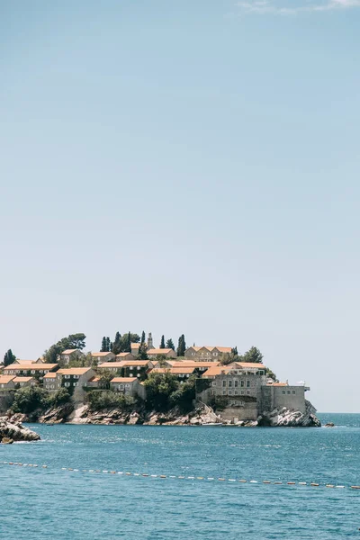 Tourist Beach Sand Sunbeds Montenegro Picturesque Coast Island Sveti Stefan — Stock Photo, Image