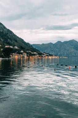 Gece şehir ve kale panoramalar. Kotor Akşam Körfezi, Karadağ. 