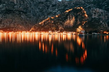 Gece şehir ve kale panoramalar. Kotor Akşam Körfezi, Karadağ. 