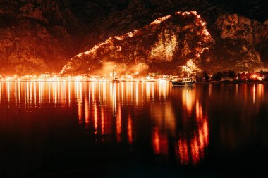 Gece şehir ve kale panoramalar. Kotor Akşam Körfezi, Karadağ. 