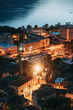 Gece şehir ve kale panoramalar. Kotor Akşam Körfezi, Karadağ. 