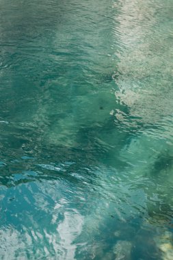  Mavi soyut arka planlar ve dalgalar. Deniz suyu ve kayalık sahil dokusu.