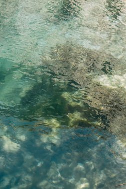  Mavi soyut arka planlar ve dalgalar. Deniz suyu ve kayalık sahil dokusu.