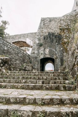  Eski şehrin manzaraları ve sokakları. Karadağ'da Herceg Novi'nin panoramik manzarası.