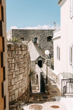  Eski şehrin manzaraları ve sokakları. Karadağ'da Herceg Novi'nin panoramik manzarası.