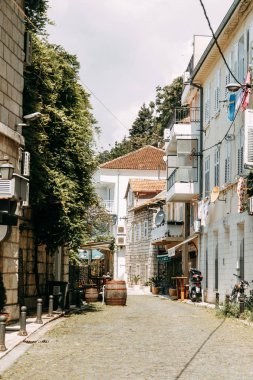  Eski şehrin manzaraları ve sokakları. Karadağ'da Herceg Novi'nin panoramik manzarası.